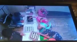 Gang of women discreetly rob jewellery shop in central India