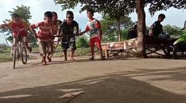 Bermain kerapan atau balapan