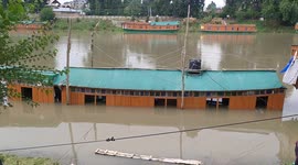 Flashfloods and cloud brusts :- Family of five rendered homeless as houseboat sinks in Jhelum in Northern India
