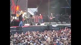 Dave Grohl breaks his leg during Foo Fighters concert