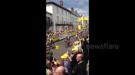 Cyclist Lizzie Armitstead crashes at finish line