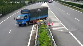 Forked road confuses drivers on China highway