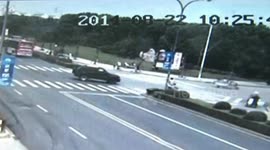 男童三轮车上跌落惨遭越野车碾压奇迹生还