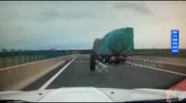 Loose tyre hits car on China highway
