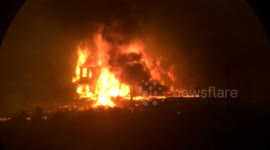 Huge wildfire destroys homes in Washington state, US