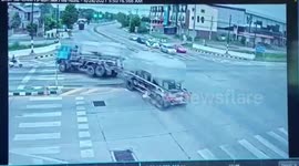 Quick-thinking motorcycle rider dodges out-of-control truck at traffic lights