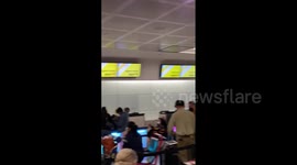 US: Passengers Of Spirit And American Airlines Stuck At Airport Due To Hundreds Of Flight Cancellations 4