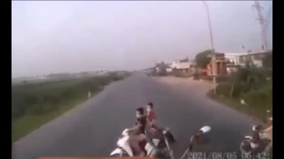 Avoiding two girls going in the opposite direction on the road, the driver lost control of the field boat in Vietnam