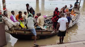 The families has taking riksh with childrens cross the Ganga river by boat that's very dangerous