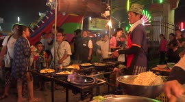 This amazing chef can cook 7 omelettes at the same time, in spectacular fashion.