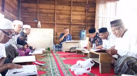 Several Old Moslem Learning Qoran