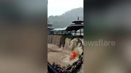 Tourists evacuated as scenic spot submerged by floods in southern China