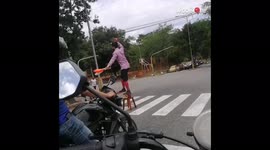 'Colombian Juggler Puts on a Fun Performance for People Waiting at the Red Light'