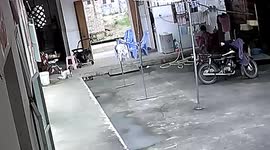 Young Chinese girl saves 10-month-old brother dangling in bucket of water