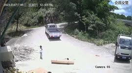 幼童躲纸壳玩耍意外遭父亲开车碾压