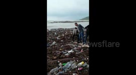 Heroic men in Turkey form a human chain to rescue dog from drowning