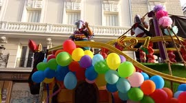 Carrozas del EZLN (ejército zapatista de liberación nacional) en las calles de Madrid, España