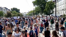 Multiple thousands march in Nantes, France to denounce the health pass