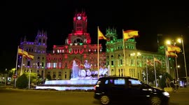 La fuente Cibeles en Madrid, España se ilumina con los colores de la bandera de Afganistán
