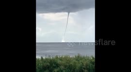 US: Waterspout Spotted Over Lake Okeechobee In Florida