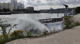 New amphibious bus makes waves in Paris