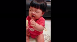 Toddler tries lemon for the first time and pulls hilarious face