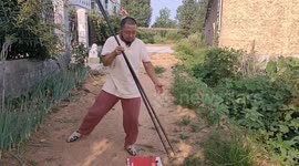 Man uses 4-metre-long chopsticks to pick up eggs without breaking them
