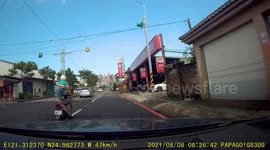 Crazy motorcyclist shows tricky riding skill in Taiwan