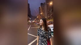 Woman's hair stands on end when walking past restaurant in central China