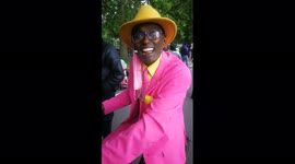 Colorfully dressed man doesn't go unnoticed at Speaker's Corner in London