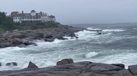 US: TS Henri Churns Up Big Waves Along Maine Coast