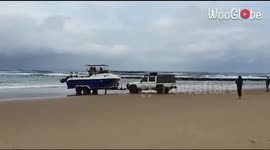 'You had one job!' Jeep driver botches boat launch leaving both vehicles stuck