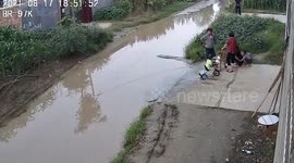 Careless driver speeds through muddy puddle and drenches boy in China