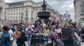 Eco-protesters descend on Picadilly Circus on 3rd day of ongoing protests