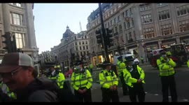 Extinction Rebellion live in Oxford Circus with Andrew Eborn 25 08 21
