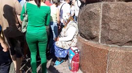 A grandmother begging for alms attacked a journalist on Independence Day in Kyiv, Ukraine