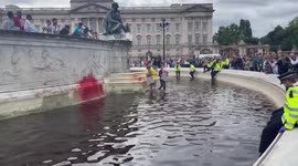 UK: Several Arrested After Extinction Rebellion Activists Vandalize London Victoria Memorial