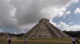 Cool raindrops that spectators met when they went to see the Mexican pyramid.