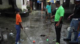 Caddie uses homemade clubs and balls to bring golf to Mumbai slums