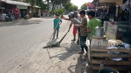 Big Monitor Lizard That Walked into Shop Was Caught by a Group of Young People