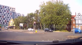 Driver TAILGATES then OVERTAKE my car ON THE RIGHT, as I'm TURNING RIGHT! VERY DANGEROUS