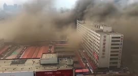 Scary footage shows cloud of thick smoke envelops a seafood market in China after huge fire