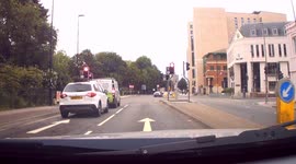 DASHCAM - Driver stopped at red light in Southampton, suddenly drives through it!