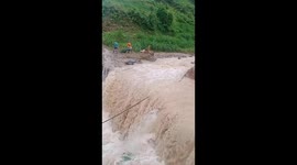 Flash floods suddenly appeared, causing landslides affecting more than 600 households in northern Vietnam