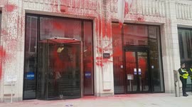 Guildhall in City of London sprayed in red paint by XR protesters