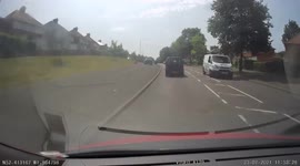 scary volvo  4x4 out of control in Birmingham with hazard lights drives without care for other road users