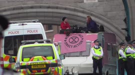 TOWER BRIDGE SHUT DOWN WITH A CARAVAN IN THE MIDDEL OF THE BRIDGE