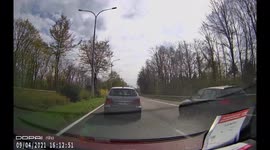 ROAD RAGE: Wild Belgian road rage incident as driver loses it when he's honked at for dangerous move (Dashcam Video)