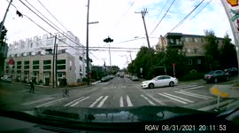 Female Driver uses On-Ear Noise Cancelling Headphones in Busy Seattle Intersection (Dash Cam Video)