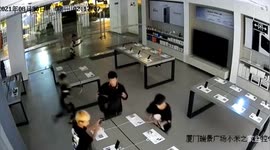 Teenagers rob phone shop in southeastern China